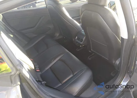 2018 Tesla Model 3 Long Range/Mid Range z USA, uszkodzony, nr VIN 5YJ3E1EA8JF102087